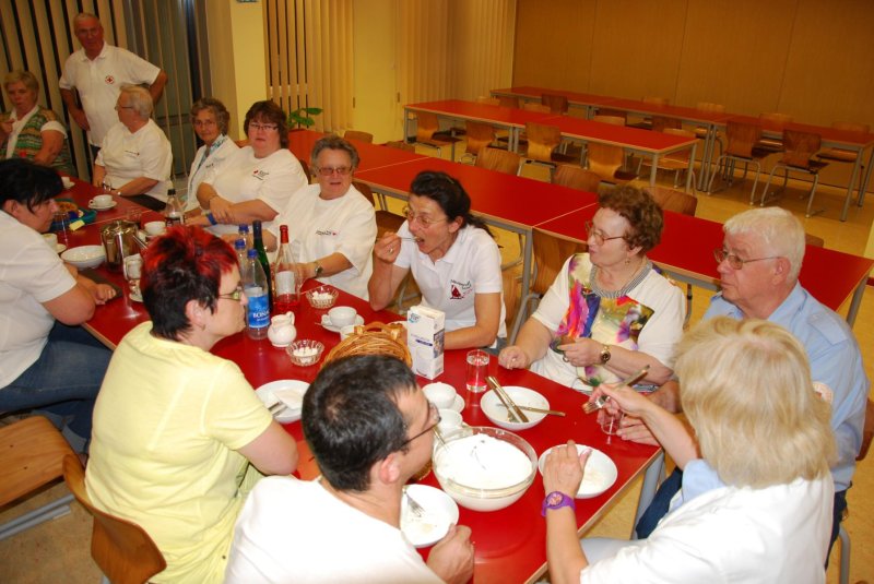 nach der Blutspende essen auch die Helferinnen und Helfer