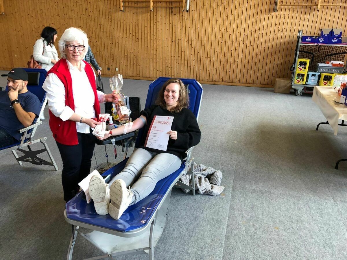 Blutspendebeauftragte Regina Müller ehrt Spenderin Miriam Besser für 25 mal Blutspende